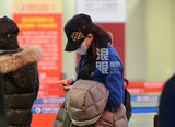 组图：刘诗诗独自潮装离京 蒙面做低头族
