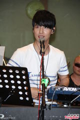 组图：严爵害羞不露人鱼线 女记者上阵验收