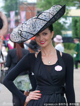 组图：英皇家赛马会女士日 奢华帽子秀愈演愈烈