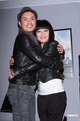 组图：戴爱玲十周年演唱会彩排 范逸臣现身探班打气