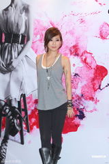 组图：林忆莲红馆个唱落幕 感谢歌迷一路陪伴