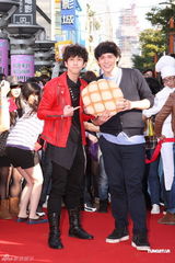 组图：倪安东陈汉典领军面包魂大队 街头发红包造势