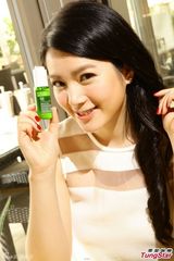 组图：苟芸慧拍广告 手拿小提琴化身音乐才女