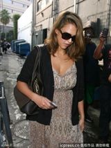 组图：阿尔芭晒事业线小秀性感 遭围堵气定神闲