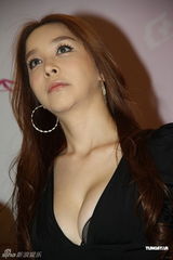 组图：变性美女河莉秀抵沪度花果婚大秀“事业线”