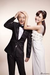 组图：包贝尔牵手包文婧搞怪出镜显甜蜜