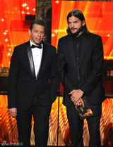 组图：艾美奖现场 阿什顿库彻与克莱尔登台颁奖