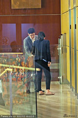 组图：郭晶晶显孕味 获霍启刚悉心护驾接受祝贺