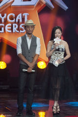 组图：杨钰莹黑色镂空纱裙隐约现美腿