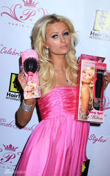 幻灯图集：帕丽斯-希尔顿携男友亮相 车中亲昵