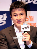 组图：韩星朴重勋李善均宣传韩国新片《逮捕王》