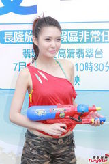 组图：白云梁政钰湿身抛胸大秀事业线