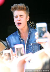 组图：比伯当街献唱谢歌迷 小天王自恋摸发
