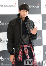 组图：少女时代Yuri时尚站台黑短裙搭棉服