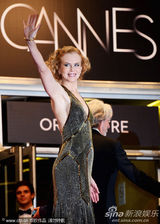 组图：妮可戛纳走红毯 长裙高贵大秀无瑕美背