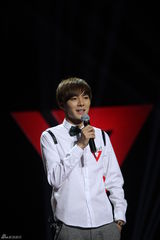 组图：快男杭州十四强诞生 流浪歌手感动全场