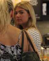 组图：抖奶超模现身街头 休闲T恤难掩丰满上围