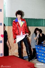 幻灯组图：棒棒堂为粉丝化妆 王子曾险遭粉丝强吻