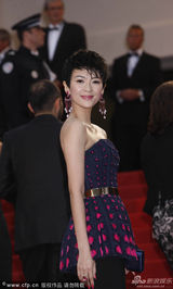 组图：章子怡亮相戛纳红毯 短发造型清爽干练