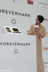 组图：张雨绮优雅出席活动 专人撑伞气场十足