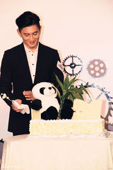 组图：吴奇隆武汉亮相品牌活动  与歌迷提前庆生