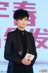 组图：李宇春演唱会造型曝光 透视纱裙魅惑十足