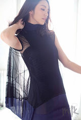 组图：姚晨登港杂志封面 自然率性行走阳光里  