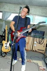 组图：黄大炜为“风林火山”个唱彩排 卖力弹唱