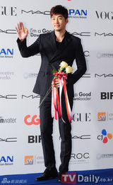 组图：众韩星亮相第17届釜山电影节蓝地毯