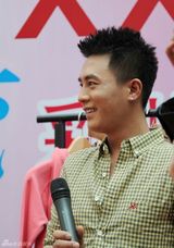 组图：杜淳现身彩妆发布会送粉丝涂鸦T恤