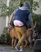 组图：比伯穿低腰裤遛狗弯腰露粉色内裤