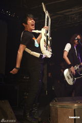 组图：八三夭开唱阿信站台 欲学谢和弦微博放料