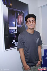 组图：余文乐周柏豪力证兄弟情 领军球队办展览