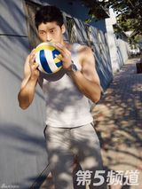 高清图：黄奕化身排球女将 与沈琼演绎纯美运动