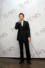 高清：权相佑(权相宇)化妆品店开业 媒体粉丝云集现混乱