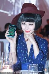 组图：范冰冰复古装亮相活动 和男老外行贴面礼