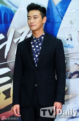 组图：权相佑珉豪等亮相《医学团队》发布会