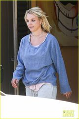 组图：布兰妮穿破洞装素颜出行 男友恩爱相随