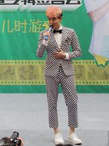 组图：张睿杀马特粉红假发抢镜专辑签售