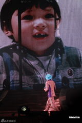 组图：张智霖开唱怀抱儿子亮相 张柏芝任嘉宾