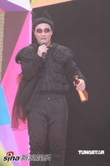 幻灯图集：叱咤奖陈奕迅雷到底 烟熏妆扮熊猫滚滚