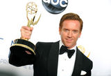 组图：戴米恩-路易斯后台亲吻剧情类最佳男主角奖杯