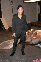 组图：张智霖为自己导MV 蔡一杰伍咏薇现场搞怪