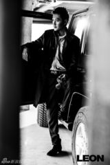 组图：冯绍峰登杂志封面 随性硬朗尽显男人本色