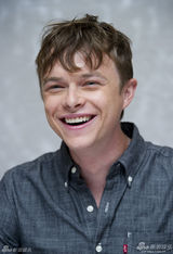 组图：丹尼尔为《杀死汝爱》拍写真 抿嘴卖萌