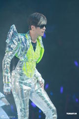 组图：罗志祥俏皮红衫红馆开唱 摔倒杨丞琳怀中