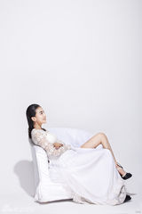 组图：贾青黑白天鹅写真 别样风情展双重魅力