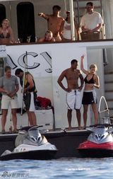 幻灯：伍兹与娇妻亲密照曝光 艾琳穿比基尼玩抱抱