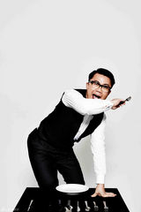 组图：陈奂仁手拿刀叉解析音乐鬼马搞怪