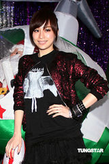 组图：王心凌胡彦斌携手开唱不惧严寒